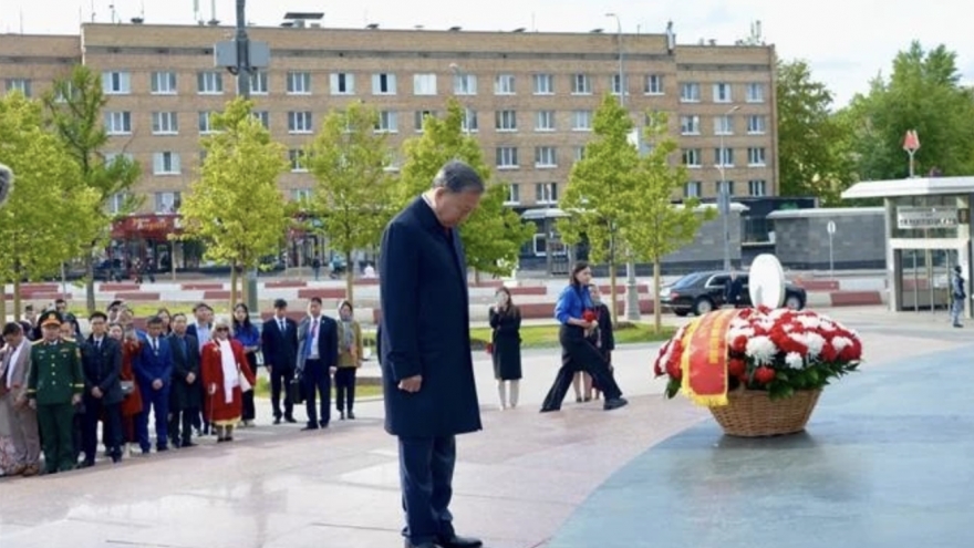 Party chief pays tribute to President Ho Chi Minh, General Secretary Le Duan in Moscow